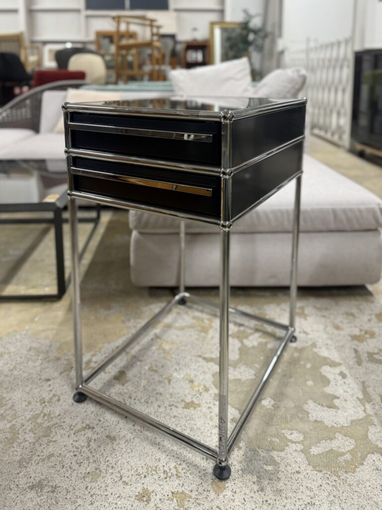 モジュール式で自由にカスタマイズ可能な収納家具。コンパクトながらも高い収納力を持ち、オフィスやリビングで使いやすく、シンプルで洗練されたデザインが特徴です。