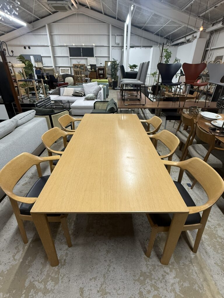 カンディハウスのダイニングセットは、国内職人による高品質な木製家具で、自然素材の美しさと機能性を融合。洗練されたデザインで長く愛用できる逸品です。