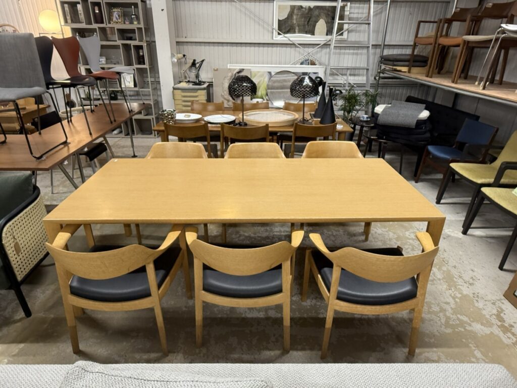 カンディハウスのダイニングセットは、国内職人による高品質な木製家具で、自然素材の美しさと機能性を融合。洗練されたデザインで長く愛用できる逸品です。