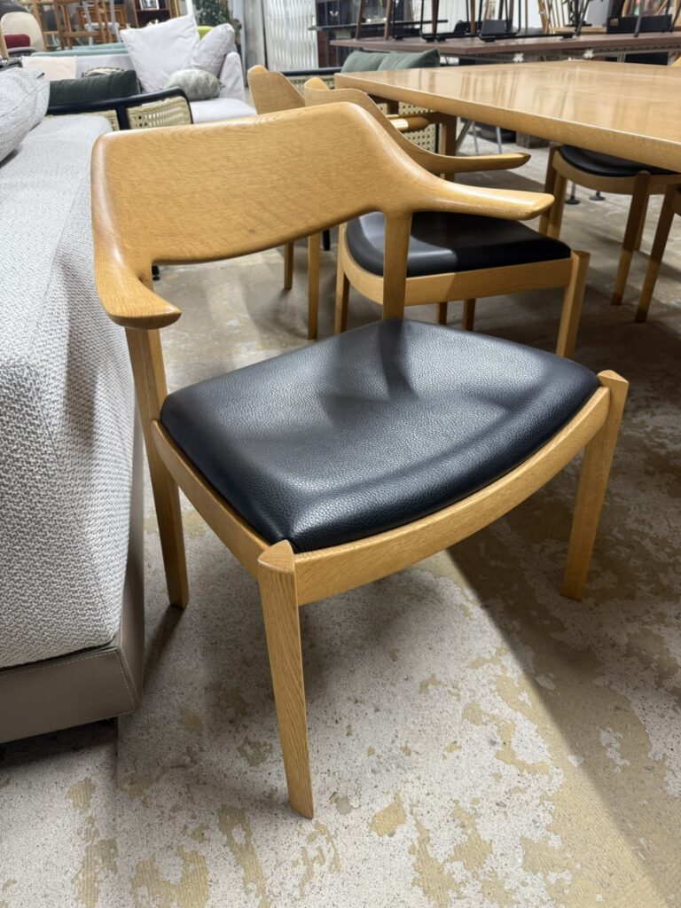 カンディハウスのダイニングセットは、国内職人による高品質な木製家具で、自然素材の美しさと機能性を融合。洗練されたデザインで長く愛用できる逸品です。