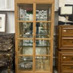 カンディハウスのガラスキャビネットは、上質な木材とガラスを組み合わせたデザインが魅力。照明付きで、美しいディスプレイやコレクションの演出に最適です。