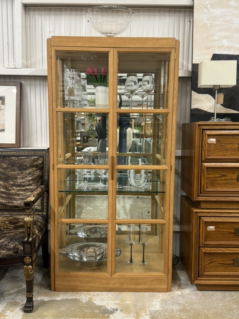 カンディハウスのガラスキャビネットは、上質な木材とガラスを組み合わせたデザインが魅力。照明付きで、美しいディスプレイやコレクションの演出に最適です。