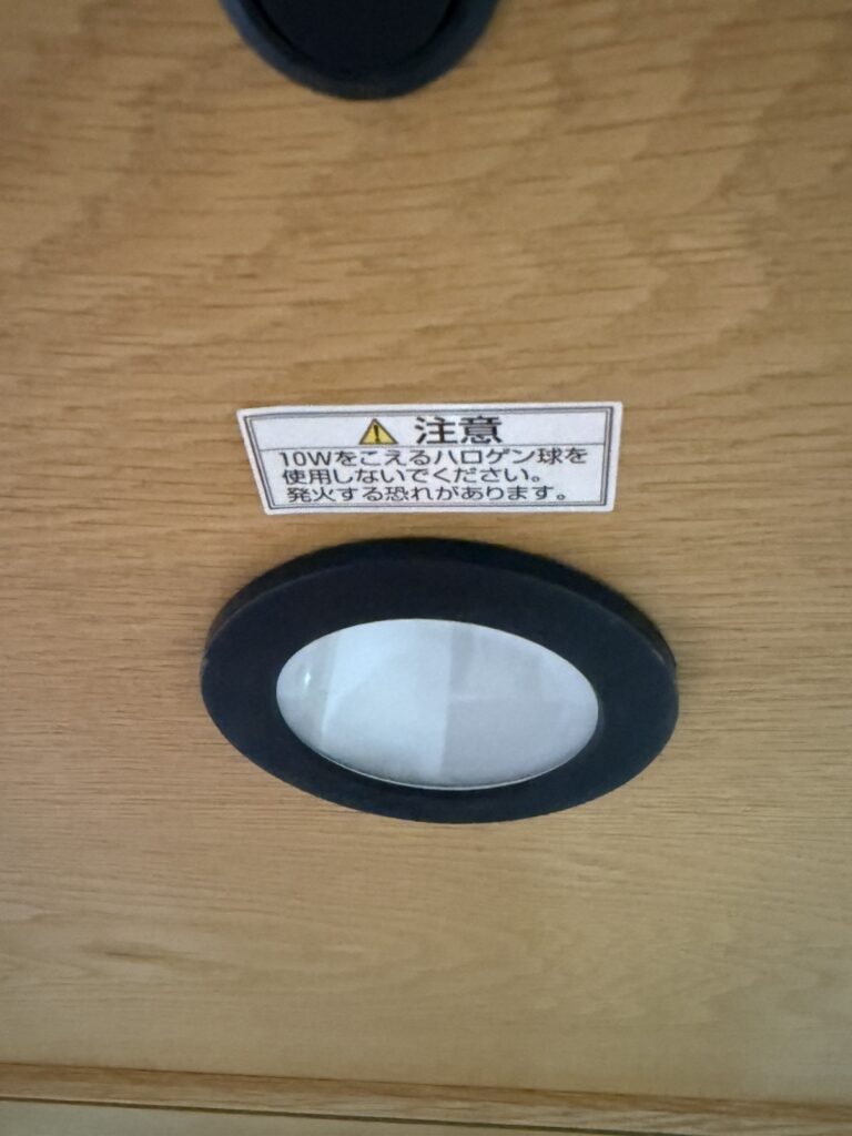 カンディハウスのガラスキャビネットは、上質な木材とガラスを組み合わせたデザインが魅力。照明付きで、美しいディスプレイやコレクションの演出に最適です。