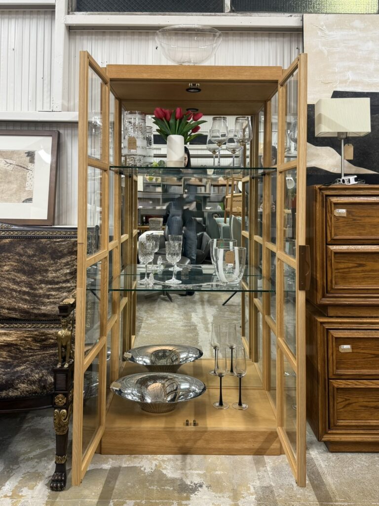 カンディハウスのガラスキャビネットは、上質な木材とガラスを組み合わせたデザインが魅力。照明付きで、美しいディスプレイやコレクションの演出に最適です。