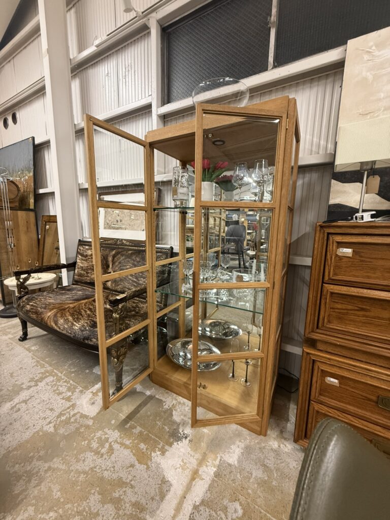 カンディハウスのガラスキャビネットは、上質な木材とガラスを組み合わせたデザインが魅力。照明付きで、美しいディスプレイやコレクションの演出に最適です。