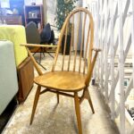 アーコールのクエーカーアームチェアは、18世紀の英国クエーカー教徒の簡素なデザインを基にした木製椅子。曲線の背もたれと軽量構造が特徴で、耐久性と実用性を兼ね備えた名作です。