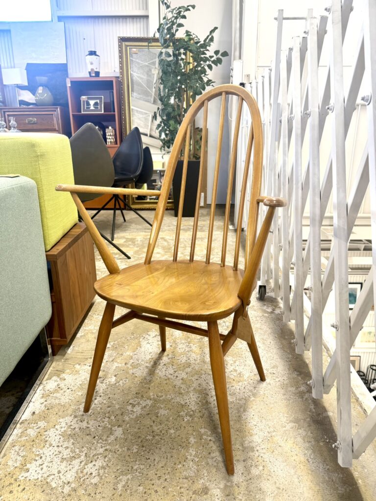 アーコールのクエーカーアームチェアは、18世紀の英国クエーカー教徒の簡素なデザインを基にした木製椅子。曲線の背もたれと軽量構造が特徴で、耐久性と実用性を兼ね備えた名作です。