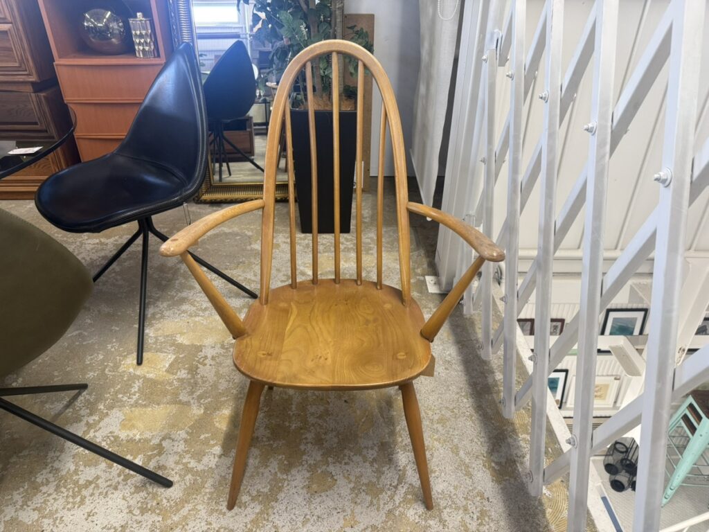 アーコールのクエーカーアームチェアは、18世紀の英国クエーカー教徒の簡素なデザインを基にした木製椅子。曲線の背もたれと軽量構造が特徴で、耐久性と実用性を兼ね備えた名作です。