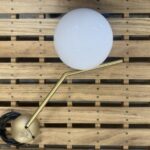 イタリアの名作照明ブランド FLOS（フロス）のデザイナーズ ペンダントライト です。乳白色ガラス球が細い支柱の上で絶妙なバランスを保つ美しいデザインで、空間に柔らかな光を届けます。デザイナーはマイケル・アナスタシアデス。モダンなインテリア照明として人気です