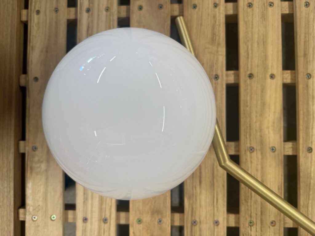 イタリアの名作照明ブランド FLOS(フロス)のデザイナーズ ペンダントライト です。乳白色ガラス球が細い支柱の上で絶妙なバランスを保つ美しいデザインで、空間に柔らかな光を届けます。デザイナーはマイケル・アナスタシアデス。モダンなインテリア照明として人気です