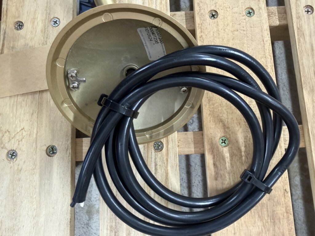 イタリアの名作照明ブランド FLOS(フロス)のデザイナーズ ペンダントライト です。乳白色ガラス球が細い支柱の上で絶妙なバランスを保つ美しいデザインで、空間に柔らかな光を届けます。デザイナーはマイケル・アナスタシアデス。モダンなインテリア照明として人気です