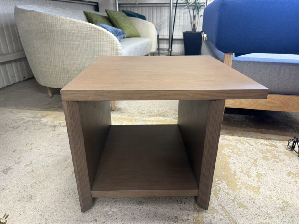 モダンで優雅なデザインの小型テーブルで、リビングや応接空間に最適。軽量ながら耐久性があり、ガラスや木材の天板が特徴です。