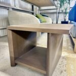 モダンで優雅なデザインの小型テーブルで、リビングや応接空間に最適。軽量ながら耐久性があり、ガラスや木材の天板が特徴です。