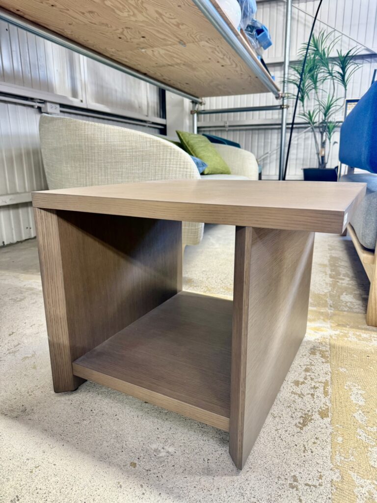 モダンで優雅なデザインの小型テーブルで、リビングや応接空間に最適。軽量ながら耐久性があり、ガラスや木材の天板が特徴です。