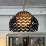 イタリアの照明ブランドFLOSのペンダントライトで、デザイナー パトリシア・ウルキオラによる幾何学的な網目シェードがやわらかい拡散光を生み出すデザイン照明です。日本の鎧やアルマジロから着想を得た有機的なフォルムが特徴で、ダイニングやリビング空間にエレガントな光を添えます