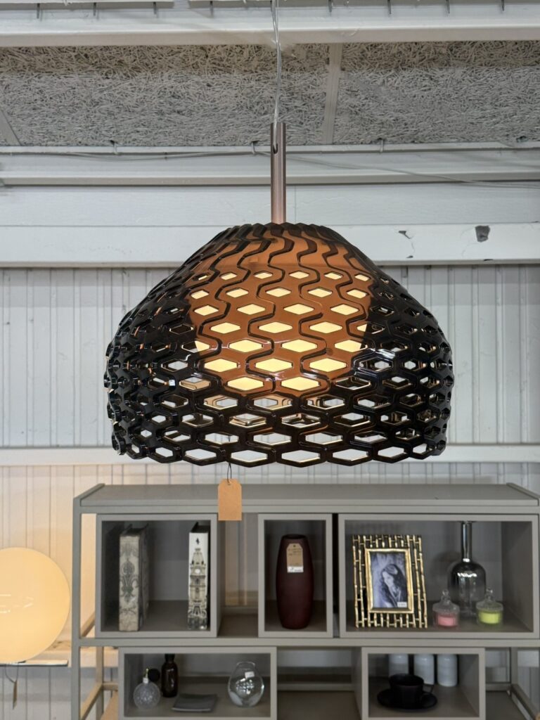 イタリアの照明ブランドFLOSのペンダントライトで、デザイナー パトリシア・ウルキオラによる幾何学的な網目シェードがやわらかい拡散光を生み出すデザイン照明です。日本の鎧やアルマジロから着想を得た有機的なフォルムが特徴で、ダイニングやリビング空間にエレガントな光を添えます