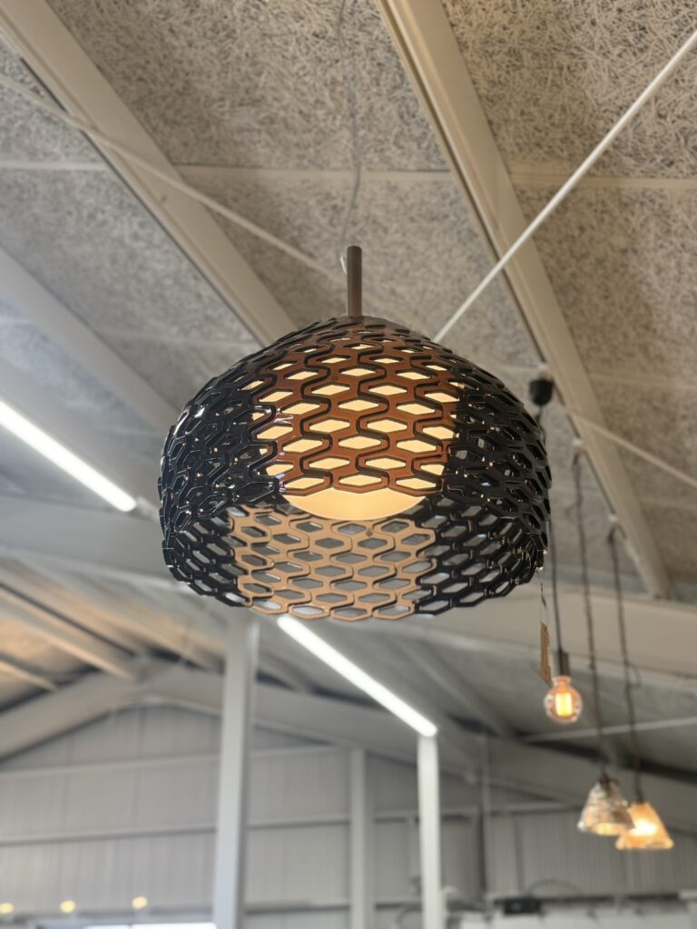 イタリアの照明ブランドFLOSのペンダントライトで、デザイナー パトリシア・ウルキオラによる幾何学的な網目シェードがやわらかい拡散光を生み出すデザイン照明です。日本の鎧やアルマジロから着想を得た有機的なフォルムが特徴で、ダイニングやリビング空間にエレガントな光を添えます