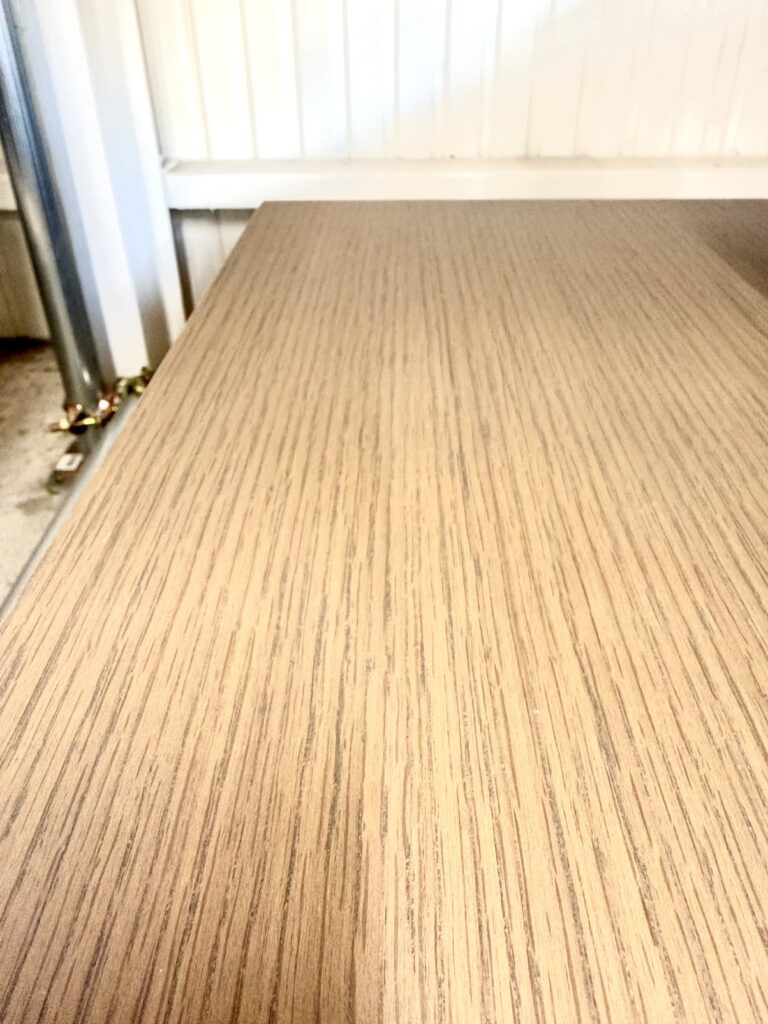 モダンで優雅なデザインの小型テーブルで、リビングや応接空間に最適。軽量ながら耐久性があり、ガラスや木材の天板が特徴です。