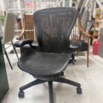 ハーマンミラーのアーロンチェアBサイズは、最も標準的なミディアムサイズ。通気性に優れたメッシュ構造と高い調整機能で、長時間のデスクワークでも快適な座り心地を実現する高性能チェア。