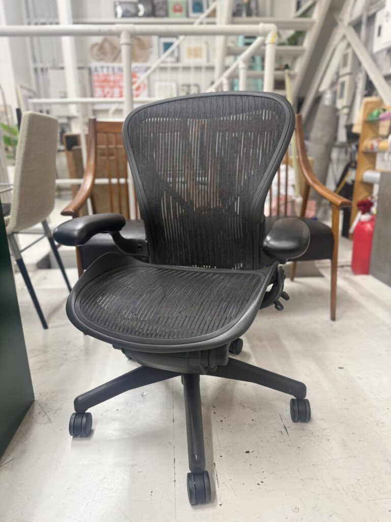 ハーマンミラーのアーロンチェアBサイズは、最も標準的なミディアムサイズ。通気性に優れたメッシュ構造と高い調整機能で、長時間のデスクワークでも快適な座り心地を実現する高性能チェア。