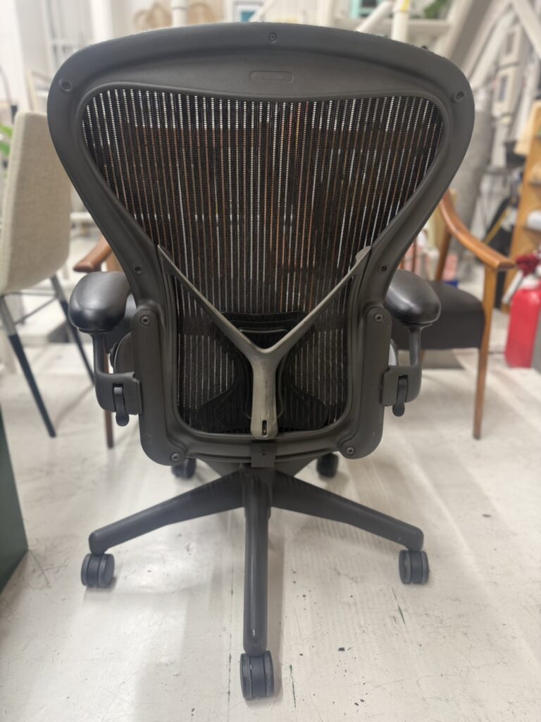 ハーマンミラーのアーロンチェアBサイズは、最も標準的なミディアムサイズ。通気性に優れたメッシュ構造と高い調整機能で、長時間のデスクワークでも快適な座り心地を実現する高性能チェア。