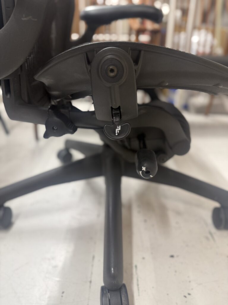 ハーマンミラーのアーロンチェアBサイズは、最も標準的なミディアムサイズ。通気性に優れたメッシュ構造と高い調整機能で、長時間のデスクワークでも快適な座り心地を実現する高性能チェア。