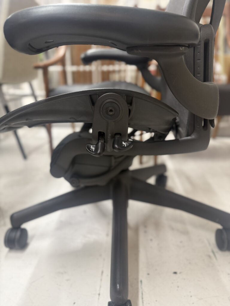 ハーマンミラーのアーロンチェアBサイズは、最も標準的なミディアムサイズ。通気性に優れたメッシュ構造と高い調整機能で、長時間のデスクワークでも快適な座り心地を実現する高性能チェア。