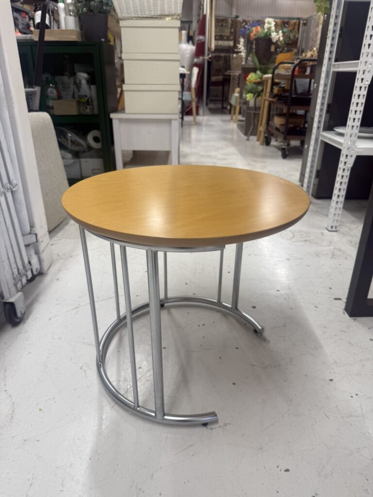 フクラの円形サイドテーブルは、シンプルで洗練されたデザインが特徴です。コンパクトながら安定感があり、リビングやベッドサイドで小物置きや飾り台として活躍します。