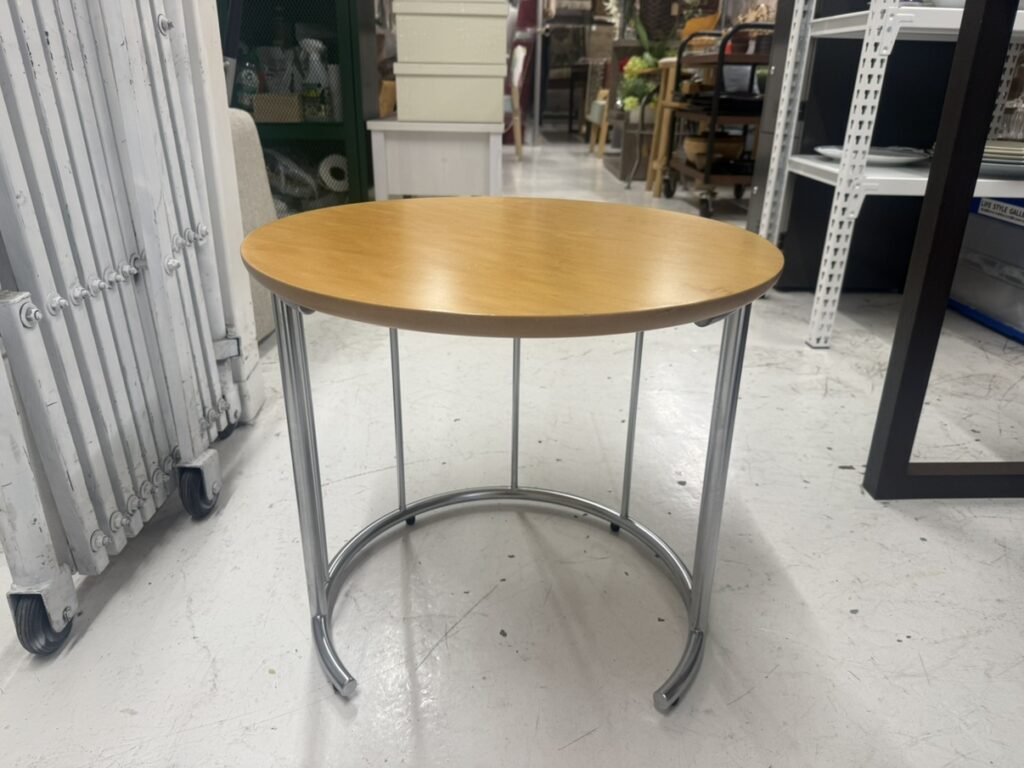 フクラの円形サイドテーブルは、シンプルで洗練されたデザインが特徴です。コンパクトながら安定感があり、リビングやベッドサイドで小物置きや飾り台として活躍します。