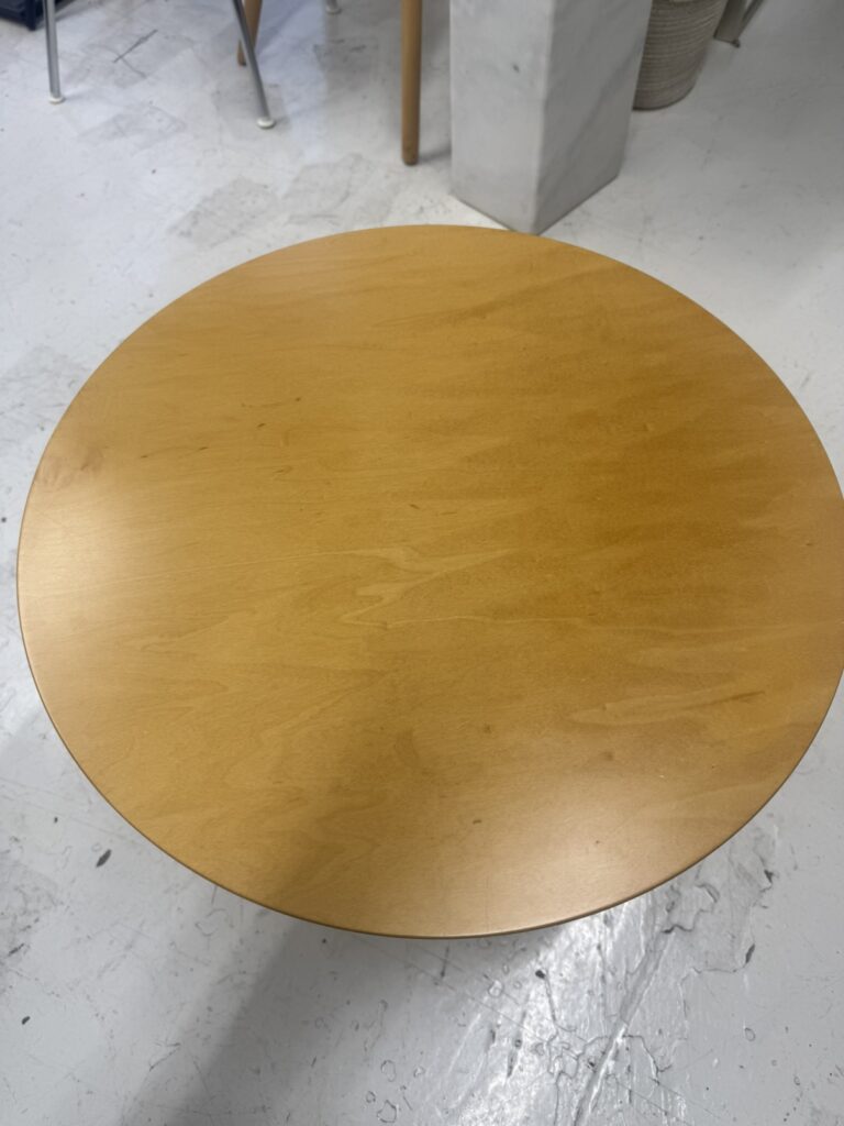 フクラの円形サイドテーブルは、シンプルで洗練されたデザインが特徴です。コンパクトながら安定感があり、リビングやベッドサイドで小物置きや飾り台として活躍します。