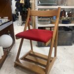 日進木工のT-KIDチェアは、子ども用に設計された木製チェアで、安全性と耐久性を重視。シンプルなデザインで軽量かつ安定性が高く、成長に合わせた使いやすさが特徴です。