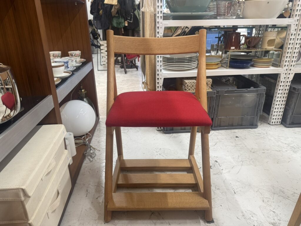 日進木工のT-KIDチェアは、子ども用に設計された木製チェアで、安全性と耐久性を重視。シンプルなデザインで軽量かつ安定性が高く、成長に合わせた使いやすさが特徴です。