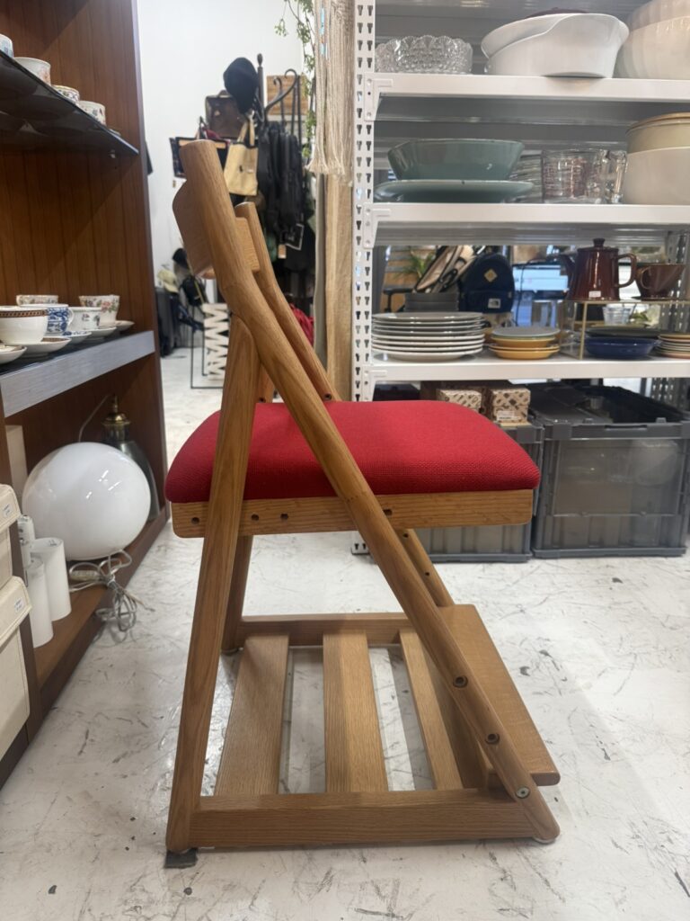 日進木工のT-KIDチェアは、子ども用に設計された木製チェアで、安全性と耐久性を重視。シンプルなデザインで軽量かつ安定性が高く、成長に合わせた使いやすさが特徴です。