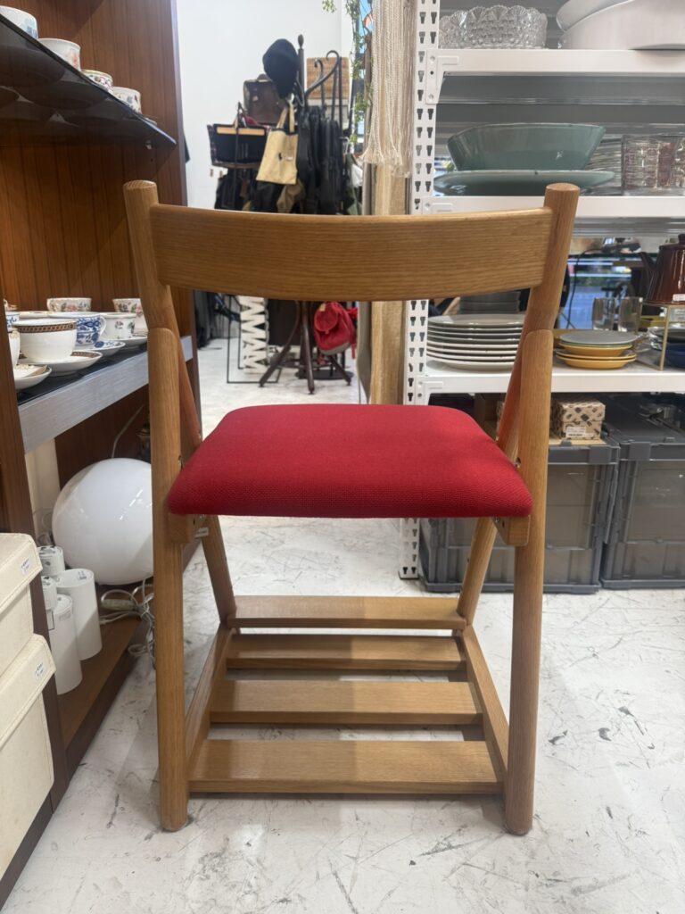 日進木工のT-KIDチェアは、子ども用に設計された木製チェアで、安全性と耐久性を重視。シンプルなデザインで軽量かつ安定性が高く、成長に合わせた使いやすさが特徴です。