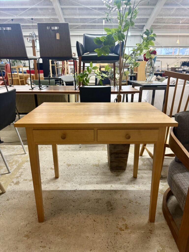 北の住まい設計社のデスクは、無垢材を活かした自然な風合いとシンプルなデザインが特徴です。機能性と美しさを両立させ、長く使える耐久性と落ち着いた雰囲気を提供します。