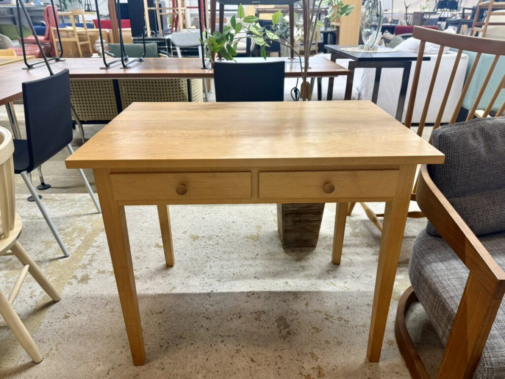 北の住まい設計社のデスクは、無垢材を活かした自然な風合いとシンプルなデザインが特徴です。機能性と美しさを両立させ、長く使える耐久性と落ち着いた雰囲気を提供します。