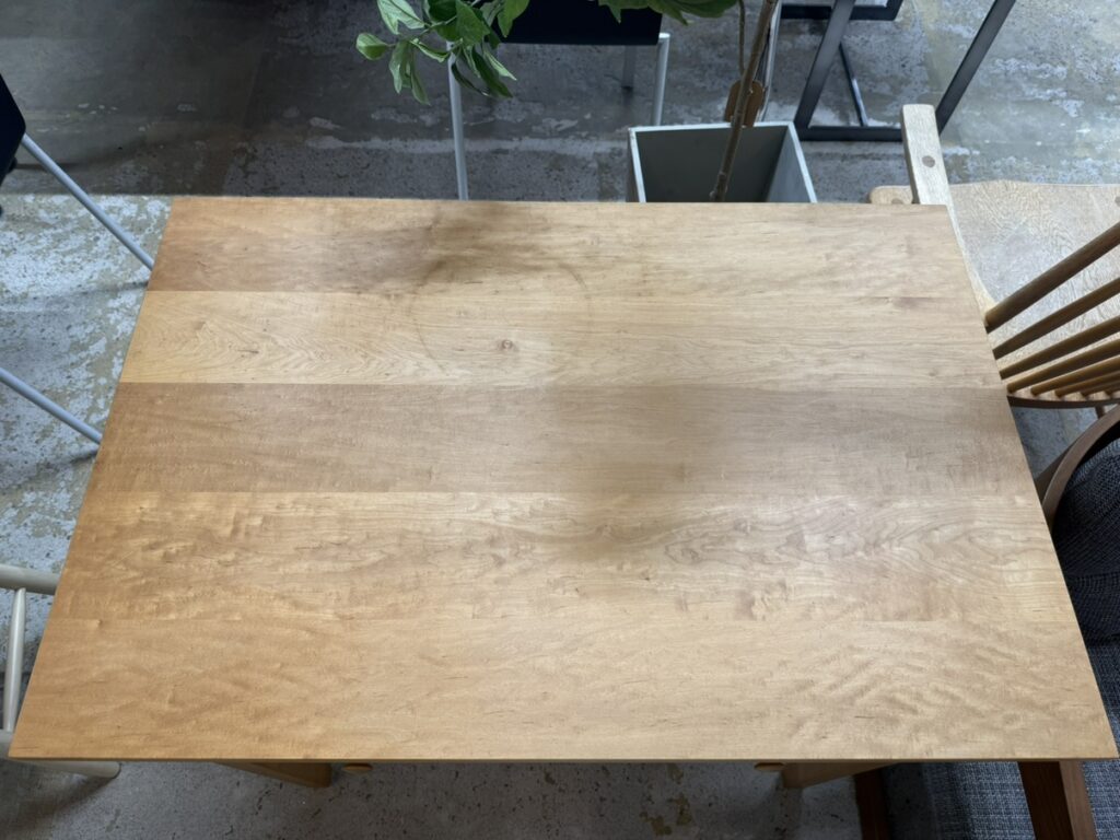 北の住まい設計社のデスクは、無垢材を活かした自然な風合いとシンプルなデザインが特徴です。機能性と美しさを両立させ、長く使える耐久性と落ち着いた雰囲気を提供します。