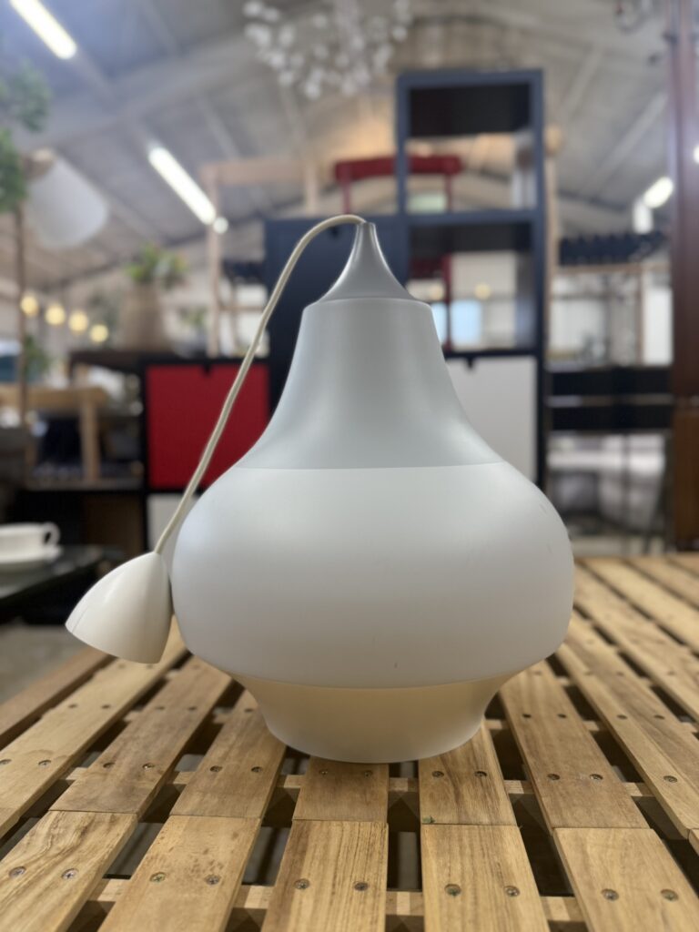 遊園地をイメージした遊び心あるデザインで、Φ380サイズは柔らかな下向き光を提供。多彩なカラーとサイズで空間にアクセントを加えます。