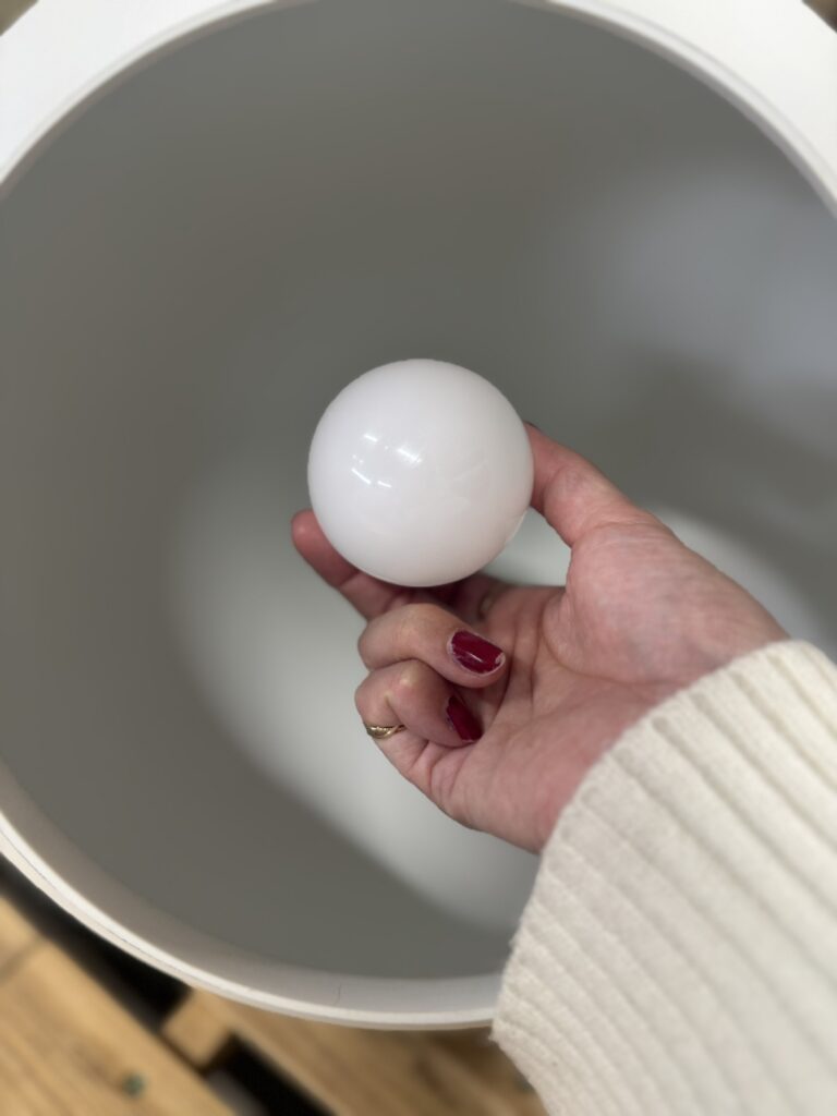 遊園地をイメージした遊び心あるデザインで、Φ380サイズは柔らかな下向き光を提供。多彩なカラーとサイズで空間にアクセントを加えます。