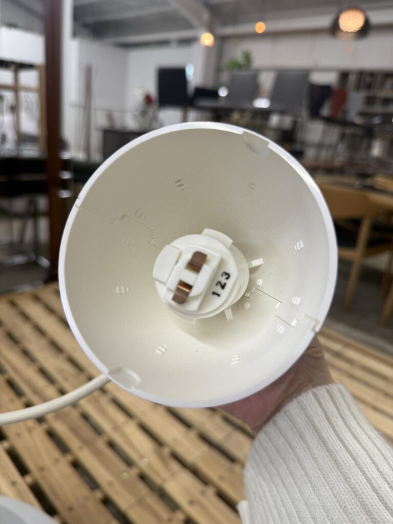 遊園地をイメージした遊び心あるデザインで、Φ380サイズは柔らかな下向き光を提供。多彩なカラーとサイズで空間にアクセントを加えます。