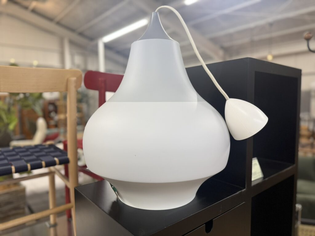 遊園地をイメージした遊び心あるデザインで、Φ380サイズは柔らかな下向き光を提供。多彩なカラーとサイズで空間にアクセントを加えます。