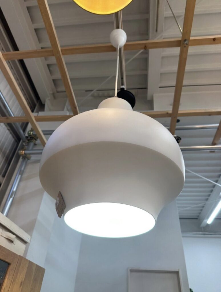 遊園地をイメージした遊び心あるデザインで、Φ380サイズは柔らかな下向き光を提供。多彩なカラーとサイズで空間にアクセントを加えます。