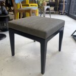 ブナ材のフレームと張地を組み合わせた、シンプルで洗練されたデザインが特徴です。リビングやダイニング、玄関など、様々な生活空間に馴染むコンパクトなフォルムが魅力です。落ち着いた色合いが多く、シックでモダンな印象を与えます。