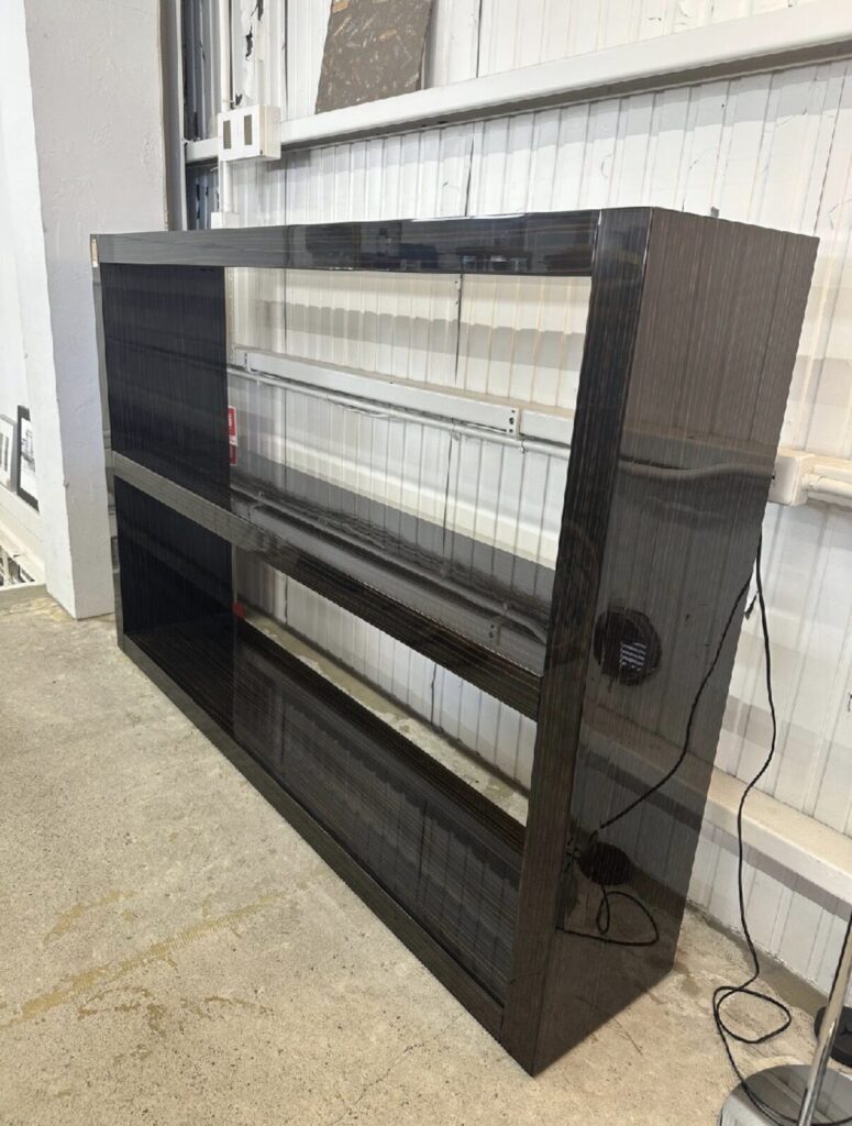 デザイナーRodolfo Dordoniによるモジュラー式ブックシェルフで、厚み70mmの骨太フレームとシンプルな構成が特徴の高級収納家具です。耐久性と安定感があり、様々な素材・仕上げで空間に調和します。