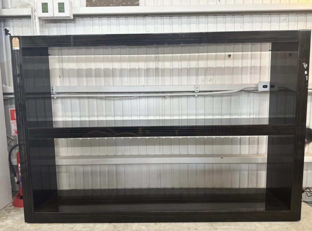 デザイナーRodolfo Dordoniによるモジュラー式ブックシェルフで、厚み70mmの骨太フレームとシンプルな構成が特徴の高級収納家具です。耐久性と安定感があり、様々な素材・仕上げで空間に調和します。