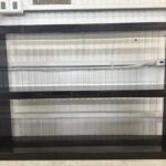 デザイナーRodolfo Dordoniによるモジュラー式ブックシェルフで、厚み70mmの骨太フレームとシンプルな構成が特徴の高級収納家具です。耐久性と安定感があり、様々な素材・仕上げで空間に調和します。