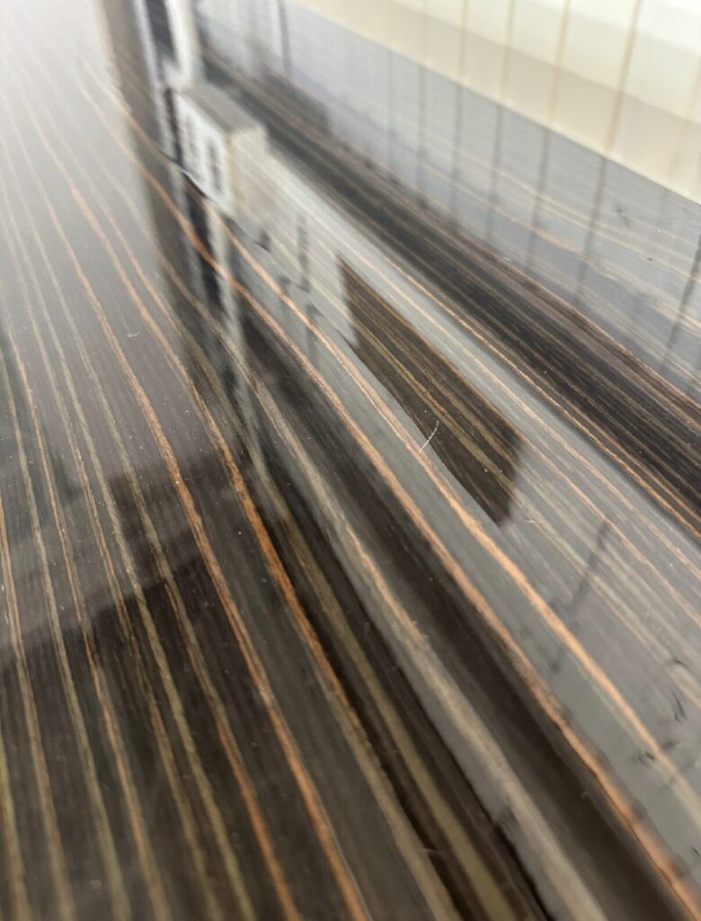 デザイナーRodolfo Dordoniによるモジュラー式ブックシェルフで、厚み70mmの骨太フレームとシンプルな構成が特徴の高級収納家具です。耐久性と安定感があり、様々な素材・仕上げで空間に調和します。