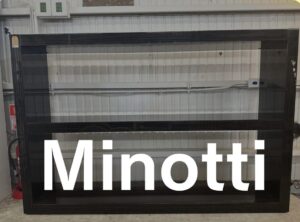 デザイナーRodolfo Dordoniによるモジュラー式ブックシェルフで、厚み70mmの骨太フレームとシンプルな構成が特徴の高級収納家具です。耐久性と安定感があり、様々な素材・仕上げで空間に調和します。