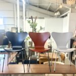 ヤコブセンが設計した成形合板の名作椅子。軽量で快適、どんな空間にも合う北欧デザインの代表的アイコンです。