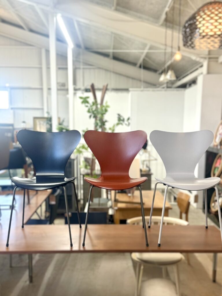 ヤコブセンが設計した成形合板の名作椅子。軽量で快適、どんな空間にも合う北欧デザインの代表的アイコンです。